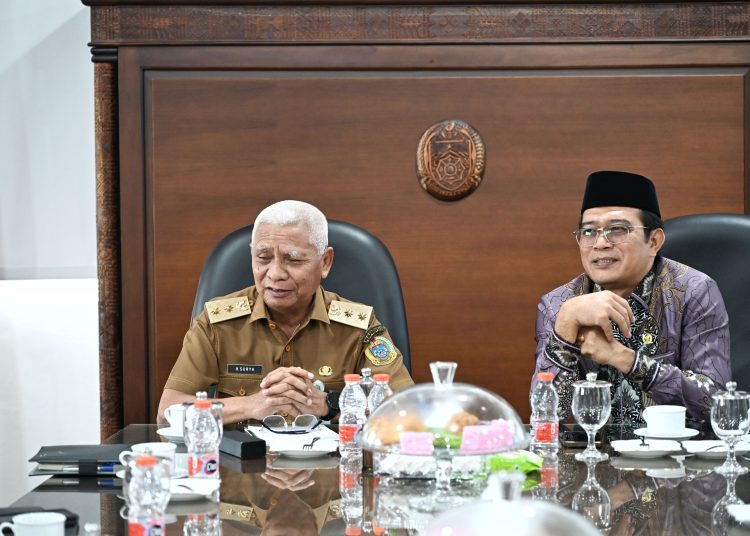 Wakil Gubernur  Suimut, Surya (kiri) saat menerima kunjungan Anggota DPD RI asal Sumut, Pdt Penrad Siagian, di ruangan kerjanya lantai 9 kantor Gubernur Sumut.(Satunusantara news/HO-Diskominfo Sumut).
