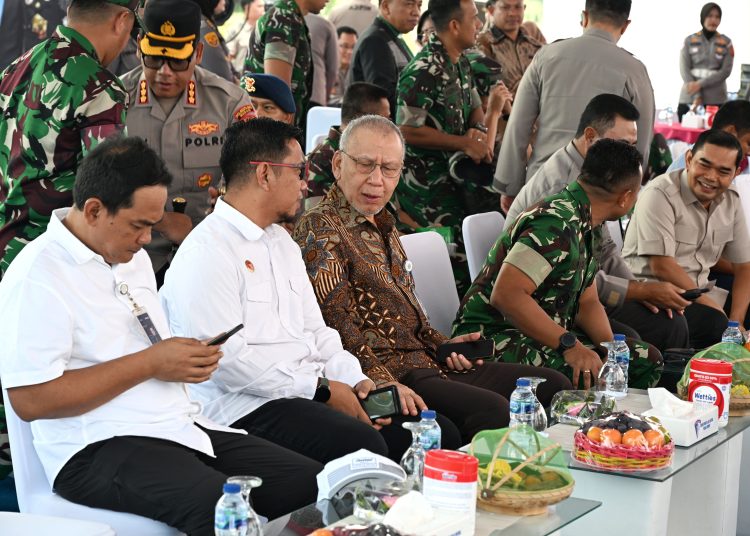 Pj Sekdaprov Sumut, Effendy Pohan (tengah) bersam Forkopimda Sumut menghadiri dan menyaksikan groundbreaking gudang ketahanan pangan Polri, di Jalan Flamboyan Medan.(Satunusantara news/HO-Diskominfo Sumut).