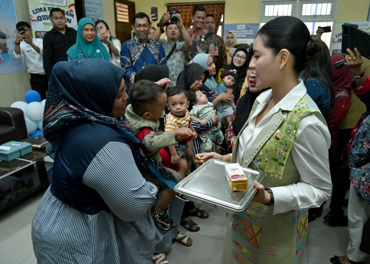 Ketua TP PKK Sumatera Utara Kahiyang Ayu (kanan) saat meninjau kegiatan Pemberian Makanan Bergizi Gratis (MBG), di Kelurahan Harjosari II, Kecamatan Medan Amplas.(Satunusantara news/HO-Diskominfo Sumut).
