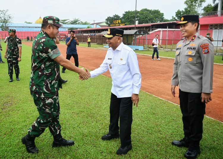 Wagub Sumut Surya (tengah) saat bersalaman dengan Kasad Jenderal TNI Maruli Simanjuntak, usai menghadiri upacara penutupan  TMMD ke-124 Tahun Anggaran 2025 di Alun-alun Kota Kisaran, Kabupaten Asahan.(Satunusantara news/HO-Diskominfo Sumut).