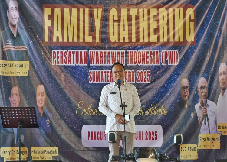 Plt Kepala Dinas Kominfo Sumut Porman Mahulae, saat menyampaikan sambutan Gubernur Sumut pada kegiatan Family Gathering PWI Sumut yang digelar di Central Park Zoo, Kecamatan Pancurbatu, Kabupaten Deli Serdang.(Satunusantara news/HO-Diskomifo Sumut).