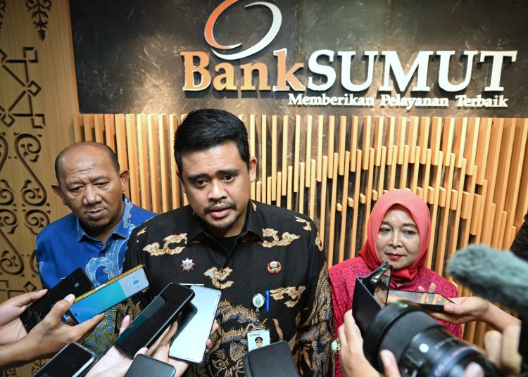 Gubernur Sumut, Muhammad Bobby Afif Nasution, saat memberikan keterangan kepada wartawan,usai Rapat Umum Pemegang Saham Luar Biasa (RUPS LB)  di Gedung Utama Bank Sumut.(Satunusantara news/HO-Disko minfo Sumut).