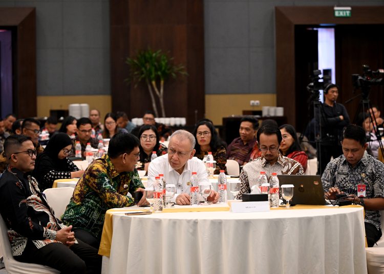 Pj Sekdaprov)Sumut Armand Effendy Pohan (tengah)  pada  Acara Rakor Iuran Pemda dan Penguatan Kebijakan Keuangan Daerah dalam Pelaksanaan Program JKN untuk Wilayah Sumut dan Aceh di Medan, (Satunusantara news/HO-Diskominfo Sumut).