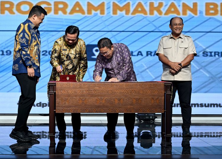 Gubernur Sumut Muhammad Bobby Afif Nasution (kiri) saat menyaksikan  Penandatanganan Nota Kesepahaman antara Badan Gizi Nasional (BGN) dengan 33 Pemerintah Kabupaten/Kota se-Sumut.(Satunusantara nesw/HO-Diskominfo Sumut).