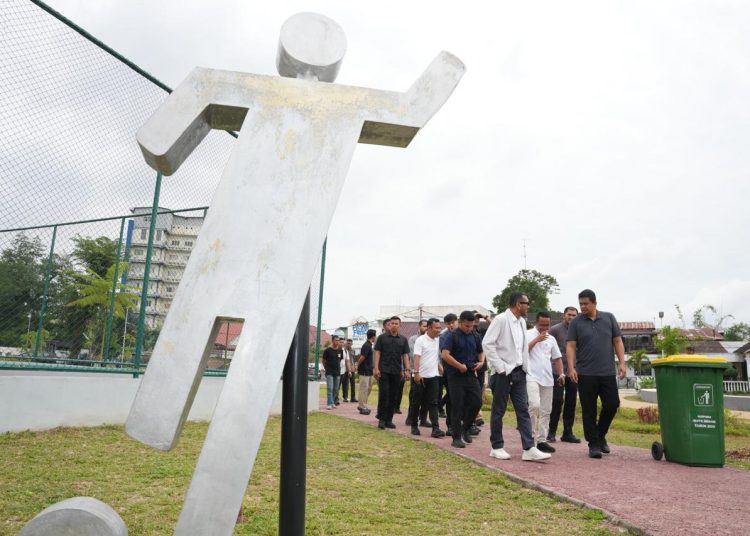 Gubernur Sumut Bobby Nasution (kanan) bersama Exco PSSI Arya Sinulingga, saat meninjau Stadion Kebun Bunga Medan.(Satunusantara news/HO-Diskominfo Sumut).