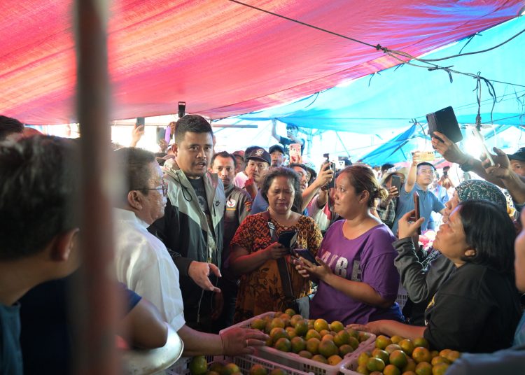 Gubernur Sumatera Utara Bobby Nasution (dua kiri) saat meninjau pedagang Pajak  Horas di Kota Pematangsiantar.(Satunusantara news/HO-Diskominfo Sumut).