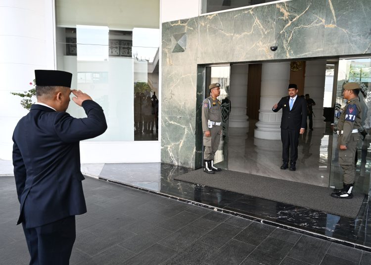 Gubernur Sumatera Utara Bobby Nasution, saat memimpin Upacara Bendera dalam rangka Peringatan Hari Lahir Pancasila Provinsi Sumut tahun 2025 yang digelar di Lapangan Apel, Kantor Gubernur Sumut.(Satunusantara news/HO-Diskominfo Sumut).