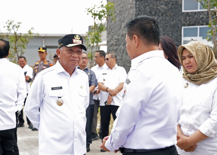 Wagub Sumut Surya (kiri) saat menghadiri pertemuan Ketua Dewan Ekonomi Nasional (DEN) Luhut Binsar Pandjaitan dengan delegasi Misi Ekonomi Belanda (Netherlands Economic Mission) yang dipimpin Wakil Menteri Hubungan Ekonomi Belanda Michiel Sweers,  di Taman Sains Teknologi Herbal dan Hortikultura (TSTH2) Desa Aek Nauli, Kecamatan Pollung, Kabupaten Humbang Hasundutan.(Satunusantara news/HO-Diskominfo Sumut).