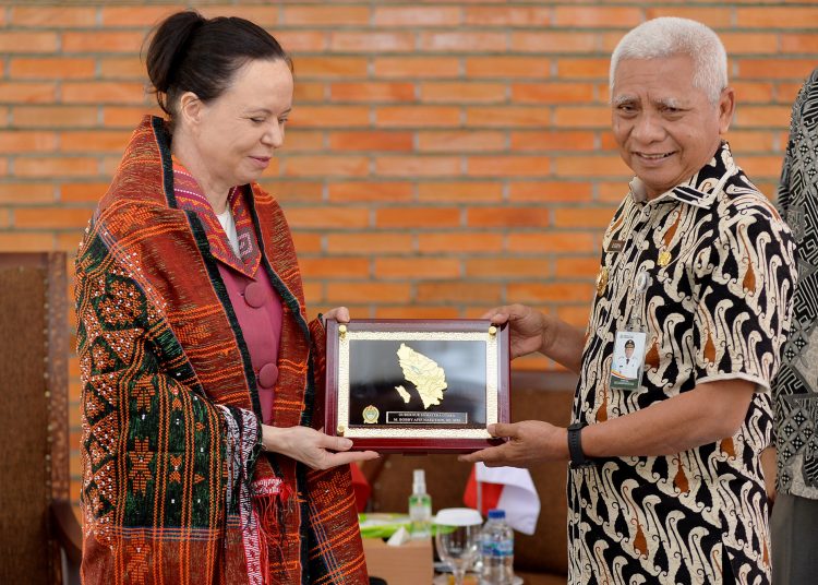 Wakil Gubernur Sumut Surya (kanan) saat menyerahkan cendramata kepada  Dubes Polandia untuk Republik Indonesia, Barbara Magda Szymanowska.(Satunusantara news/HO-Diskominfo Sumut).