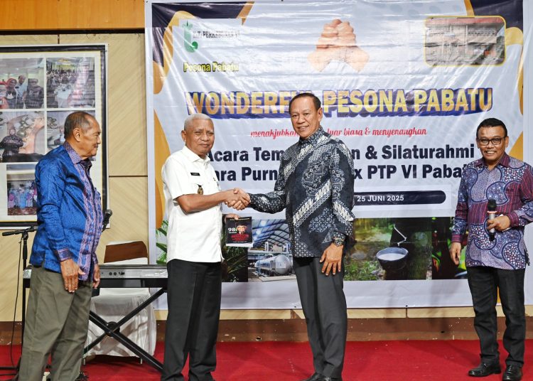 Wagub Sumut Surya (kiri) saat bersalaman dengan Amir (kanan)  Ketua Panitia Temu Kangen Para Purna Tugas Eks PTPN VI Pabatu.(Satunusantara news/HO-Diskominfo Sumut).