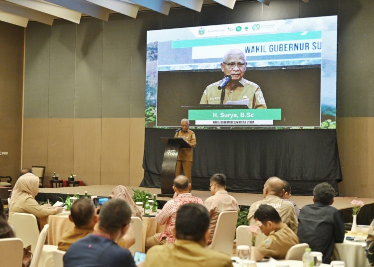 Wagub Sumut Surya (tengah) saat menyampaikan  sambutannya ketika membuka  acara dialog dan sosialisasi Pokja Perlindungan dan Pengelolaan Terpadu Ekosistem Batangtoru di Medan.(Satunusantara news/HO-Diskominfo Sumut)