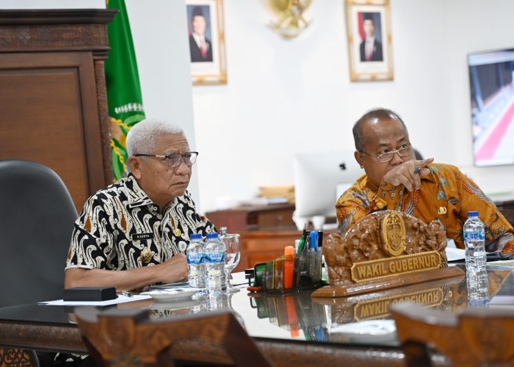 Wakil Gubernur Sumut Surya (kiri) saat mengikuti Rapat Koordinasi secara virtual di ruang kerjanya Kantor Gubernur Sumut.(Satunusantara news/HO-Diskominfo Sumut).