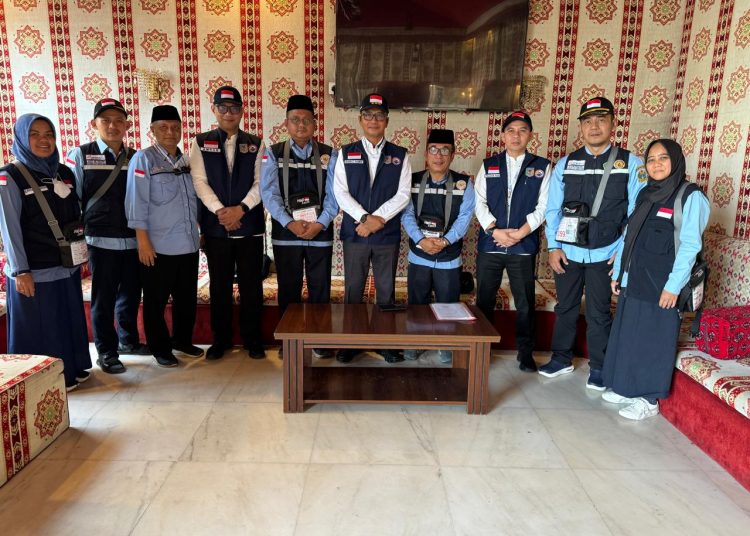 Tim Pengawas Haji Komjen Pol. Makhruzi Rahman (tengah), Fauzan Hasan , Amran Jamaluddin, foto bersama dengan Perwakilan Daerah Kerja Mekkah, Mucholih Jimun.(Satunusantara news/HO-Humas PPIH Embarkasi Medan).