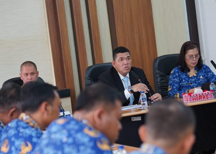 Plt Kepala Disbudparekraf Sumut Dikky Anugrah (tengah) saat memimpin , rapat finalisasi sosialisasi dan edukasi Toba Caldera UNESCO Global Geopark di kantornya Deliserdang.(Satunusantara news/HO-Disbudparekraf Sumut).