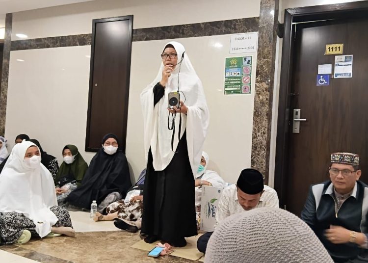 Ketua Kloter 10 KNO, Hj Marhani, saat melaksanakan pembinaan dan pemantapan bimbingan manasik haji bagi jemaah haji kloter 10 asal Kota Medan dan Kabupaten Madina menjelang  persiapan pelaksanaan Wukuf di Arafah dan kegiatan ibadah haji di Armuzna.(Satunusantara news/HO-Humas PPIH Embarkasi Medan).