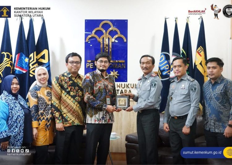 Kepala Kantor Wilayah Kemenkum Sumut, Ignatius Mangantar Tua Silalahi (kanan) saat menerima  cendra mata Tim Sekretariat Jenderal DPR RI Anggara Akbar,di Kanwil Kemenkum Sumut.(Satunusantara news/HO-Kanwil Kemenkum Sumut).