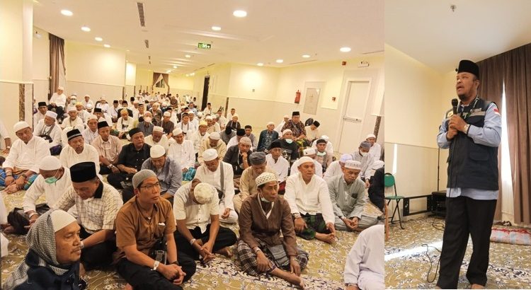 Pembimbing ibadah Ibadah Sofyan Siagian (berdiri) saat mengadakan bimbingan kepada jemaah haji Kloter 12 KNO di Mekkah.(Satunuantara news/HO-Humas PPIH Embarkasi Medan).
