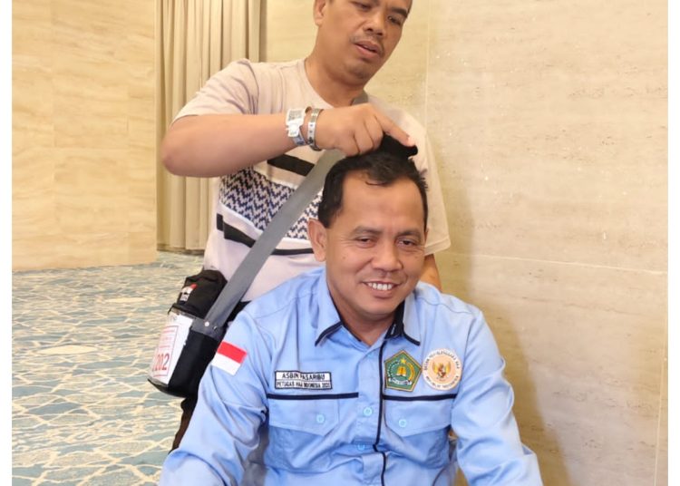 Karom 06, H. Tukino membantu petugas kesehatan untuk memberikan pelayanan kesehatan melalui terapi Barqun kepada jemaah haji Kloter 19 asal Labuhanbatu di Hotel Hadaiq Ar Raqy.(Satunusantara news/HO-Humas PPIH Embarkasi Medan). (Armuzna).