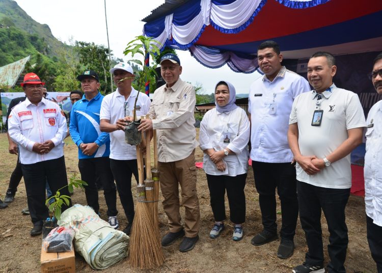 Pj  Sekretaris Daerah Provinsi Sumut, Muhammad Armand Effendy Pohan (tengah) saat  memimpin penanaman pohon  di kawasan Geopark Toba Kaldera.(Satunusantara news/HO-Disbudparekraf Sumut).