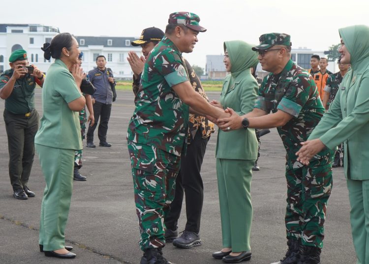 Kasdam I/BB  Brigjen TNI Arif Hartoto (kanan) bersama Ketua Persit KCK Daerah I/BB Ny. Galuh Firdianto menyambut kedatangan KASAD Jenderal TNI Maruli Simanjuntak, bersama Ketua Umum Persit Kartika Chandra Kirana, Ny. Uli Simanjuntak, di Pangkalan Udara Soewondo, Medan.(Satunusantara news/HO-Pendam I/BB).