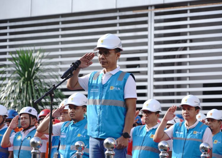 General Manajer PLN UID Sumatera Utara, Ahmad Syauki,  saat menggelar Apel Siaga Kelistrikan, di Medan, dalam rangka memastikan keandalan pasokan listrik selama perayaan Idul Adha 1446 H. (Satunusantara news/HO-Humas PLN UID Sumut).
Kegiatan ini dipimpin langsung oleh General Manajer PLN UID Sumatera Utara,