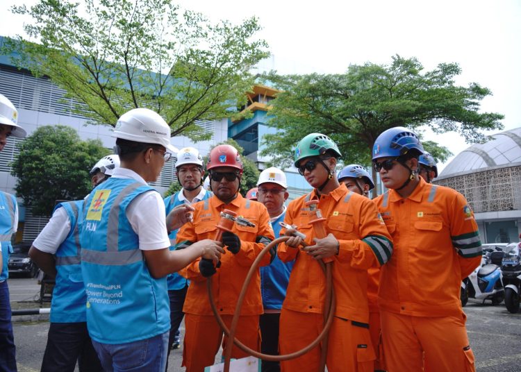 General Manajer PLN UID Sumatera Utara, Ahmad Syaukari (kiri) saat melakukan pengecekan peralatan inovasi dari Tim PDKB, guna mempermudah proses pekerjaan di lapangan.(Satunusantara news/HO-Humas PLN UID Sumut).