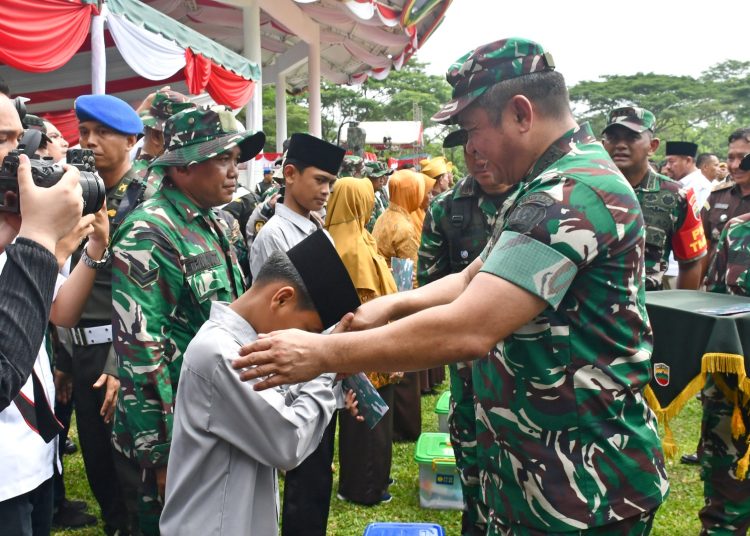 Kasad Jenderal TNI Maruli Simanjuntak (kanan) ketika bersalaman dengan anak pesantren,  usai menutup pelaksanaan TMMD ke-124 Tahun 2025 di Lapangan Rambate Rata Raya, Kisaran, Kabupaten Asahan.(Satunusantara news/HO-Dispenad).