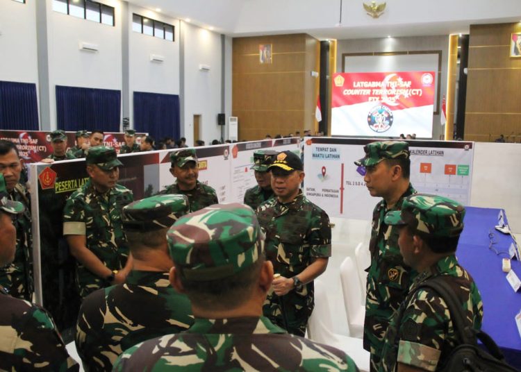 Pangdam I/BB Mayjen TNI Rio Firdianto (tiga kiri) saat mendampingi Panglima TNI Jenderal TNI Agus Subiyanto (tengah) meninjau langsung pelaksanaan Latgama) TNI–Singapore Armed Forces (SAF) "Griffin Cakti" 2025 di wilayah perairan Batam. (Satunusantara news/HO-Pendam I/BB).