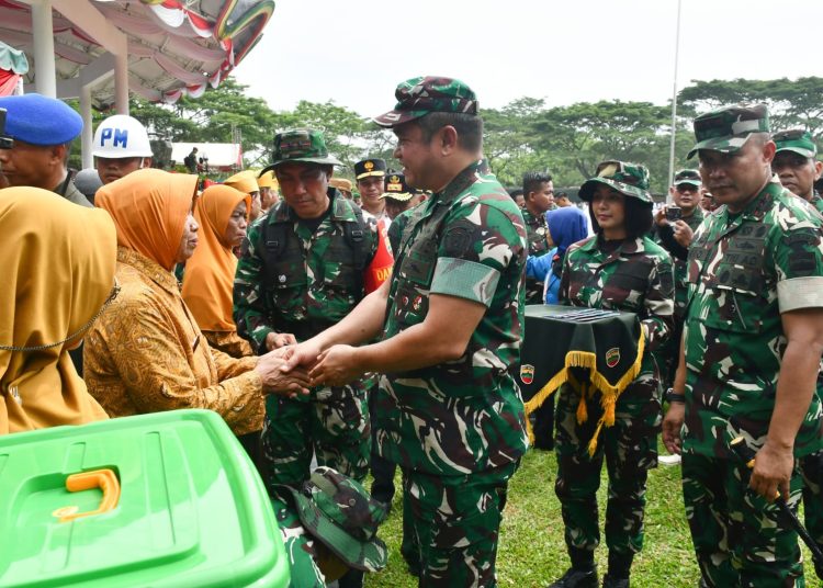 Kasad Jenderal TNI Maruli Simanjuntak (tengah) didampingi Pangdam I/BB Mayjen TNI Rio Firdianto (kanan) saat menyerahkan bantuan sosial kepada warakawuri pada penutupan Program TMMD ke-124 di Alun-alun Rambate Rata Raya, Kota Kisaran, Kabupaten Asahan.(Satunusantara news/HO-Pendam I/BB).