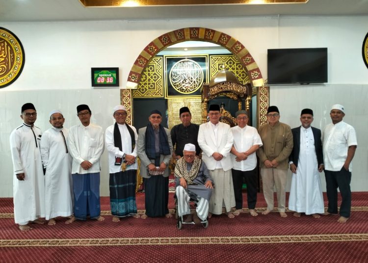 Dr. H. Afifi Lubis (nomor lima dari  kanan) Khatib Shalat Idul Adha 1446 Hijriah,  di Masjid Asy Syafi'iyah Helevetia Timur,Medan.(Satunusantara news/HO-Dokumen).