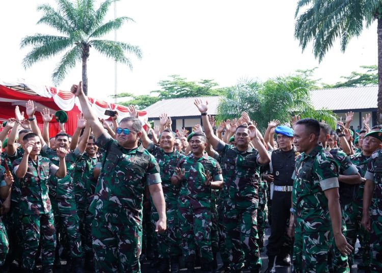 Kasad Jenderal TNI Maruli Simanjuntak, (tengah) didampingi Pangdam I/BB Mayjen Rio Firdianto (dua kanan) saat berkunjung ke Makorem 022/Pantai Timur, Simalungun.(Satunusantara news/HO-Pendam I/BB).