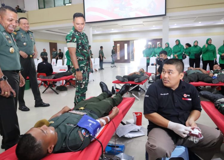 Pangdam I/BB, Mayjen TNI Rio Firdianto (tengah) saat meninjau kegiatan donor darah di Balai Prajurit Makodam I/BB, dalam rangka memperingati HUT ke-75.(Satunusantara news/HO-Pendam I/BB).