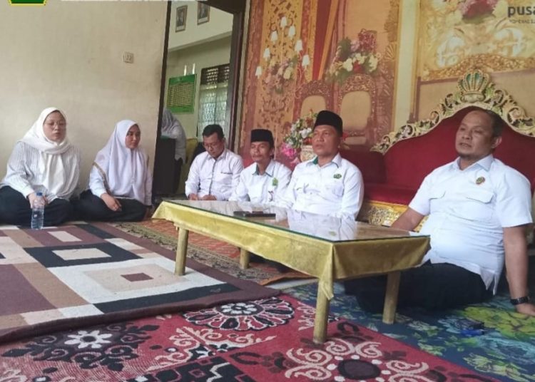 Kasi Bimas Islam Kantor Kementerian Agama Kabupaten Deli Serdang, H. Mulia Banurea, S.Ag, M.Si (kanan) saat menyampaikan sambutan di KUA Kecamatan  Tanjung Morawa.(Satunusantara news/HO-Kantor Kemenag Kabupaten Deli Serdang).