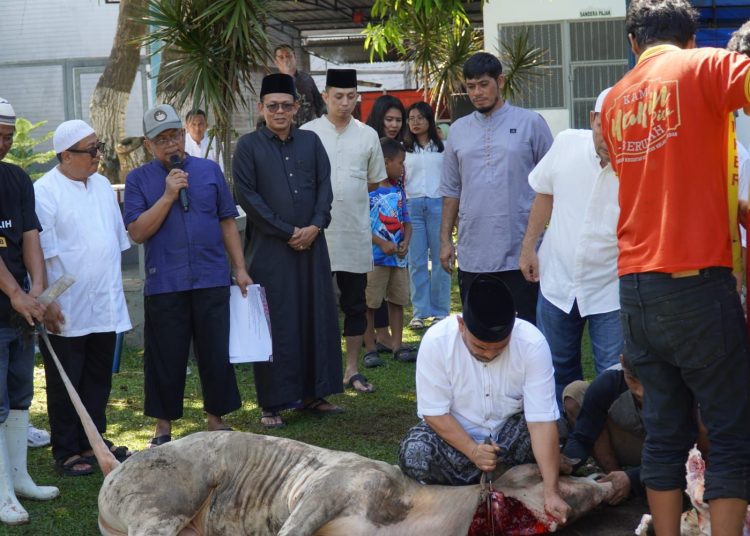 Kepala Rutan Kelas I Medan, Andi Surya (nomor lima kiri) saat menyaksikan pemotongan hewan kurban di lapangan daalam Rutan Medan.(Satunusantara new/HO-Rutan Kelas I Medan).