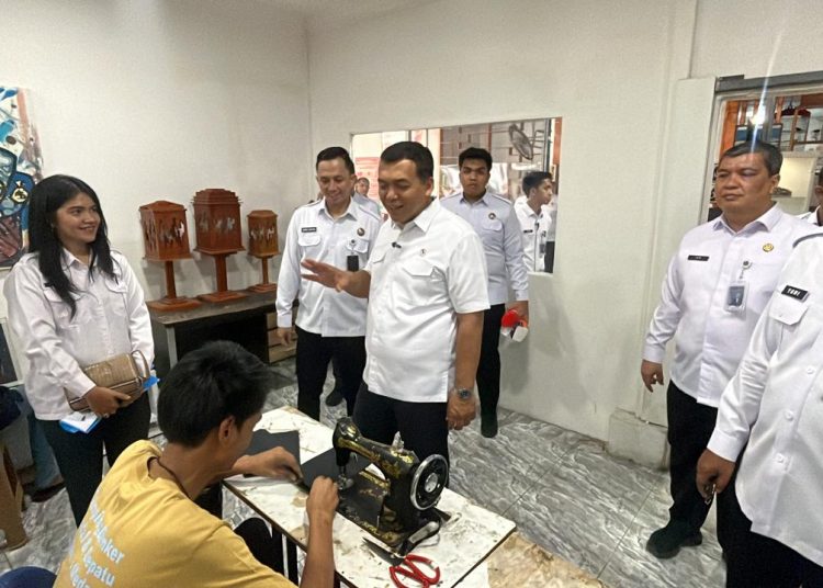 Wamen  Imipas, Silmy Karim, saat mengunjungi warga binaan pemasyarakatan di Rutan Kelas I Medan.(Satunusantara news/HO-Rutan Kelas I Medan).