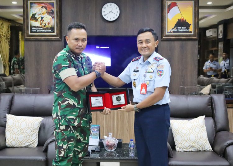 Pangdam I/BB  Mayjen TNI Rio Firdianto (kiri) saat menyerahkan cendramata kepa Komandan Kosek I Medan Marsma TNI Imam Subekti, di Officer Lounge Room lantai II Makodam I/BB.(Satunusantara news/HO-Pendam I/BB).