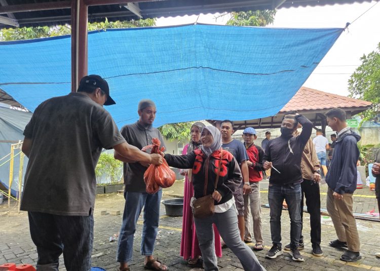 Kebahagian bagi warga penerima kurban saat pegambilan daging kurban di halaman masjid Nurul Iman Kantor PLN UID Sumtera Utara.(Satunusantara news/HO-Humas PLN UID Sumut).