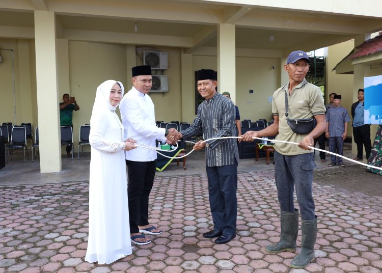 Pangdam I/BB Mayjen TNI Rio Firdianto (kiri) saat menyerahkan hewan kurban kepada Ketua Panitia Kurban Idul Adha 1446 H di Makodam I/BB.(Satunusantara news/HO-Pendam I/BB).