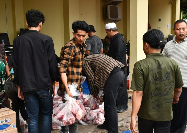 Kodam I/BB  melibatkan BEM dari berbagai perguruan tinggi di Sumut, dalam menyalurkan 1.200 paket daging kurban Idul Adha 1446 Hijriah kepada masyarakat.(Satunusantara news/HO-Pendam I/BB).
