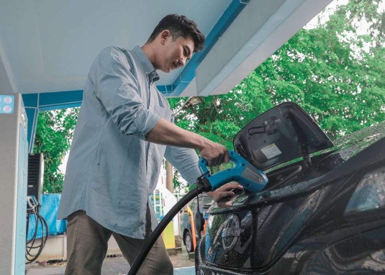 Salah seorang pengendara mobil listrik, saat melakukan pengecasan mobil listrik di SPKLU PLN UP3 Medan.(Satunusantara news/HO-Humas PLN UID Sumut)