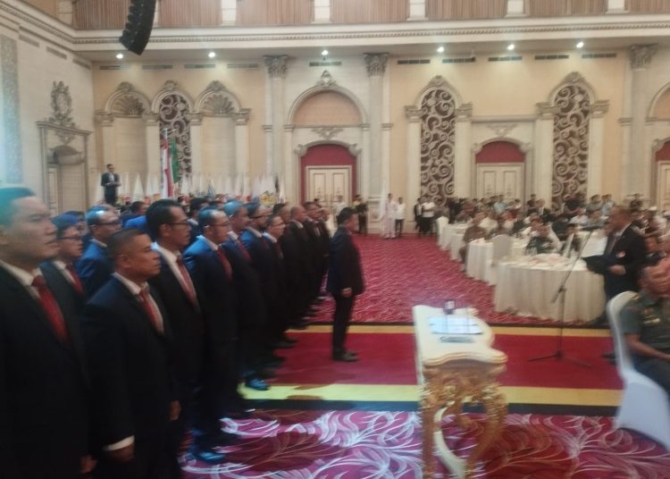 Ketua Umum KONI Pusat, Letjen (Purn) Marciano Norman (kanan) saat melantik  Kolonel (Purn) Hatunggal Siregar, sebagai Ketua Umum KONI Sumut Periode 2025-2029 di Medan.(Satunusantara news/Munawar).