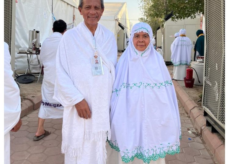 Jemaah haji Khairunnida (kanan) bersama suami yang tergabung di Kloter 08) KNO Medan,  saat berada di Mina.(Satunusantara news/HO-Humas PPIH Debarkasi Medan).