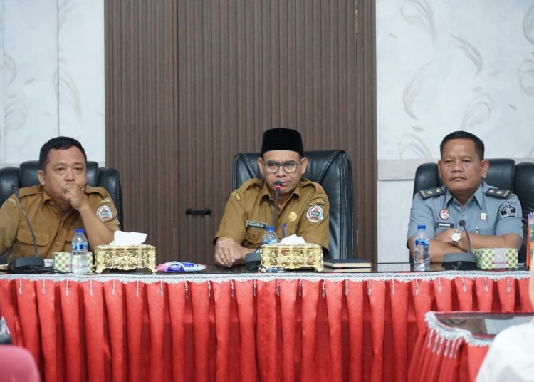 Kepala Divisi Pelayanan Hukum Kanwil Kemenkum Sumut, Sahata Marlen Situngkir (kanan) pada  kegiatan Promosi dan Diseminasi Kekayaan Intelektual (KI)
di Aula Kantor Bupati Tapanuli Tengah.(Satunusantara news/HO-Kanwil Kemenkum Sumut).