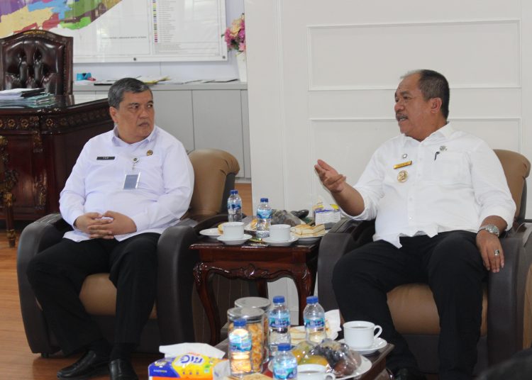 Asahan (Satu Nusantara News) - Kakanwil Ditjen Imigrasi Sumatera Utara Teodorus Simarmata (kiri) saat melakukan audiensi dengan Bupati Asahan Taufik Zainal Abidin Siregar (kanan)  di Rumah Dinas Bupati Asahan.(Satunusantara news/HO-Kanwil Ditjen Imigrasi Sumut).