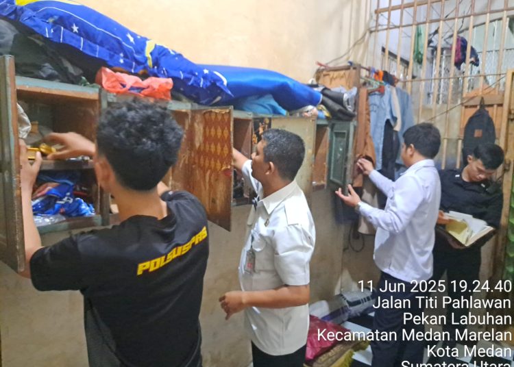Petugas Rutan Kelas I Labuhan Deli, saat melaksanakan  penggeledehan pada kamar hunian warga binaan.(Satunusantara news/HO-Rutan Kelas I Labuhan Deli)