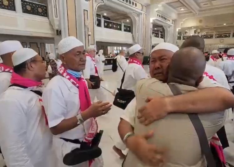 Jemaah haji Kloter 9 KNO Medan, saat larut dalam tangisan dan haru ketika mereka telah menyelesaikan ibadah haji secara Tamattu, di Mekkah.(Satunusantara news/HO-Humas PPIH Debarkasi Medan).