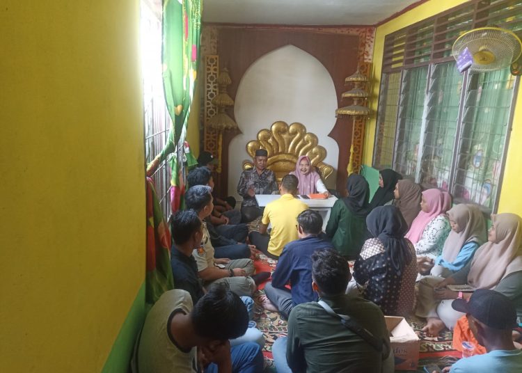 Kepala  KUA Kecamatan Hamparan Perak, Misman, S.Ag,M.Si (tegah) saat memberikan  bimbingan perkawinan bagi calon pengantin di Hamparan Perak.(Satunusantara news/HO-Kemenag Kabupaten Deli Serdang).