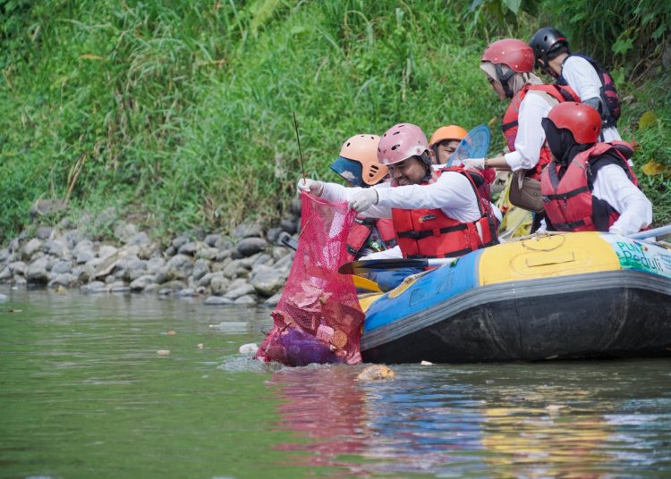 Volunter dari PN UID Sumatera Utara, saat melakukan pengambilan sampah di aliran Sungai Deli  Kecamatan Medan Maimun, Kota Medan,  dalam rangka memperingati Hari Lingkungan Hidup Sedunia. (Satunusantara news/HO-Humas PLN UID Sumut)