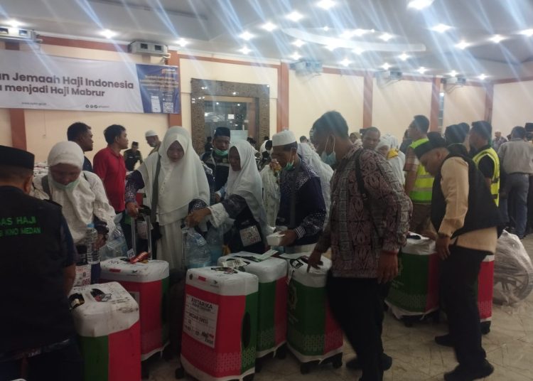 Jemaah haji Kloter 02 Debarkasi Medan,  saat membawa koper   dan meninggalkan Aula 1 Madinatul Hujjaj Asrama Haji Medan.(Satunusantara news/Munawar).