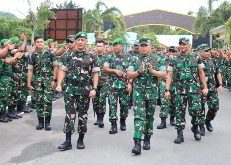 Pangdam I/BB, Mayjen TNI Rio Firdianto (tiga  kanan) saat kunker ke Batalyon Komposit 1/Gardapati di Natuna.(Satunusantara news/HO-Pendam I/BB).